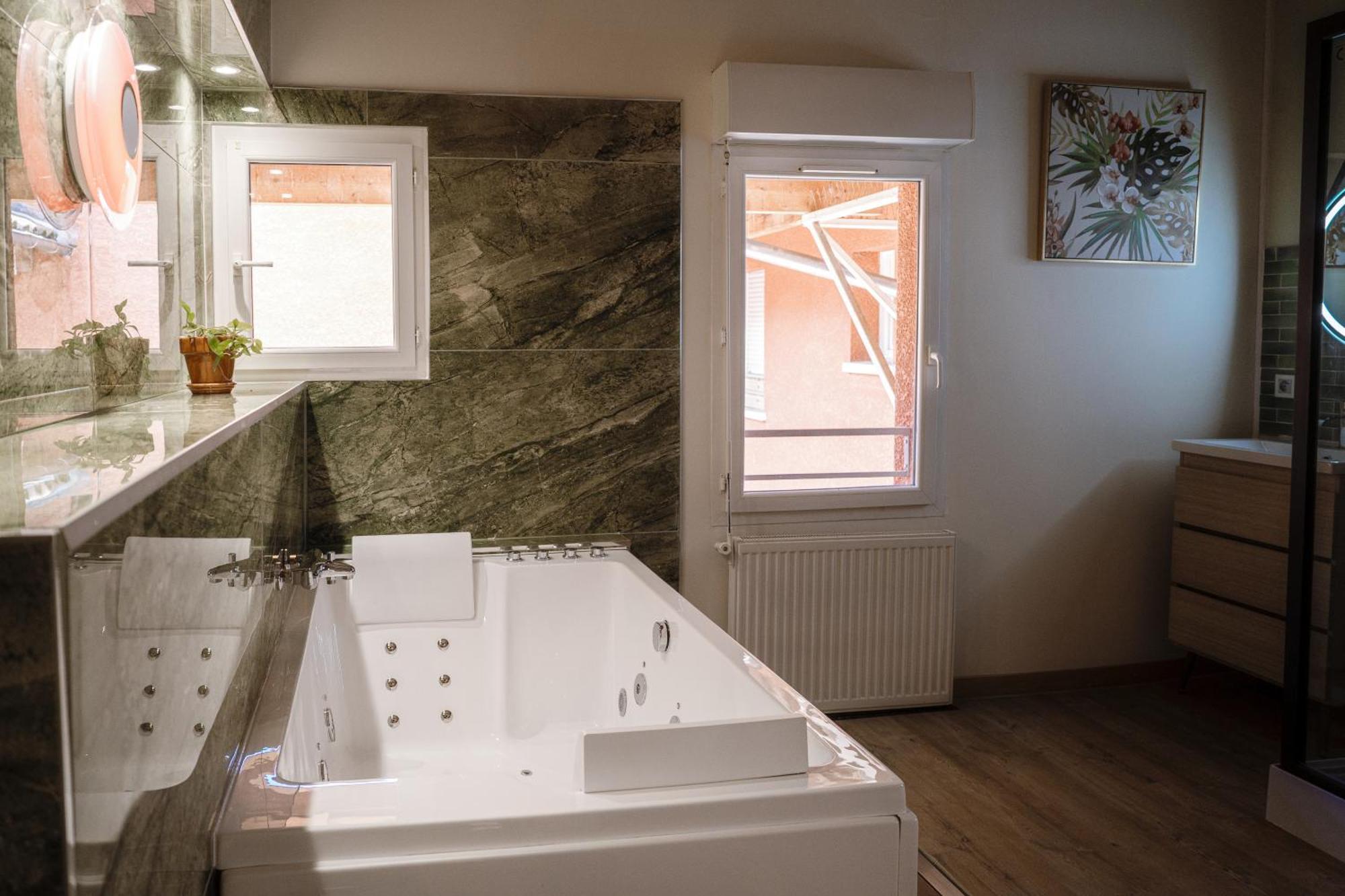 Appart Hotel Le 8 La Suite & Spa - Parking Gratuit - Macon Exterior photo